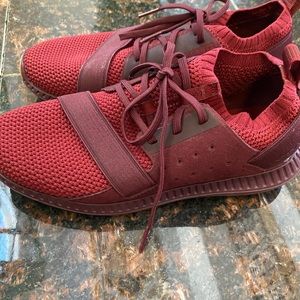 Womens under armour sneaker size 7 1/2. Maroon in color